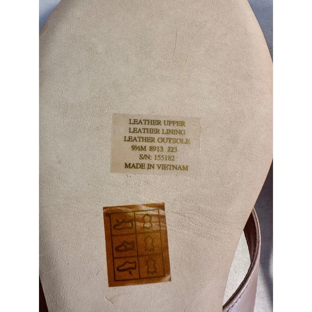 Tory Burch Classic Goat Leather Flip Flop Size 9.5 Shell Pink Logo Charm NEW
